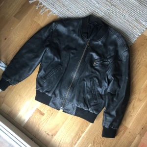 90’s läder bomber - Läderjacka från 90-tal. Fint skick förutom en liten reva på högerarm. (Se bild 3) Sitter som en large. 