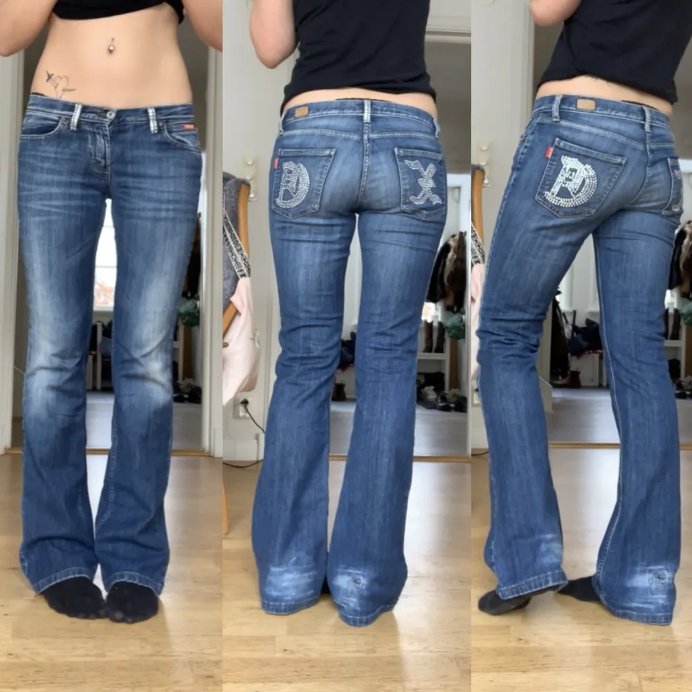 Fett coola  jeans med glitterstenar/rhinestones på fickor och hällor. Bootcut modell och lågmidjade💗 MÅTT: midja 76 cm (dock stretchiga, passar större), innerben 82 cm, jag är 177!. Jeans & Byxor.
