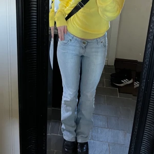 jeans - Säljer mina lee jeans som är från när min mamma va ung! Jättebra skick och säljer då dom tyvärr är lite för stora och långa på mig. Är 168cm och dom funkar bra om man har platåskor! Är dålig på jeans men skulle säga att dom är lite kick flair/utsvängda😅💖