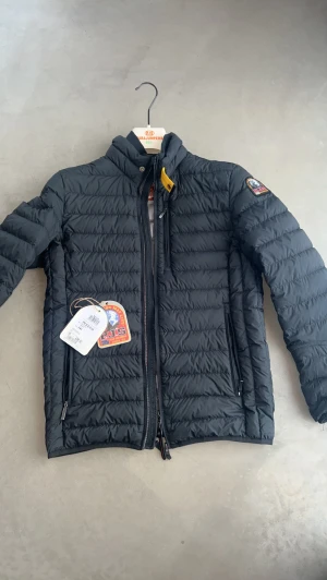 Parajumper - Säljer parajumper jacka i XS. Modellen heter Parajumper Ugo man jacket. Den har en Qr kod inuti som man kan skanna. Nypris 4299. Litet hål på ena armen men lagat hos professionell skräddare. Köparen står för frakten 