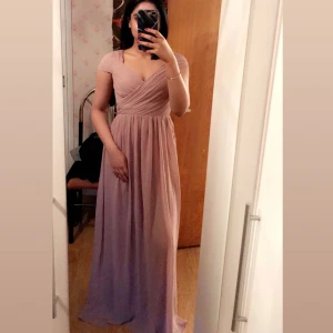 Festklänning - Helt oanvänd (lappar finns kvar) och jättefin festklänning. 