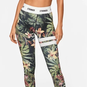 Stronger träningsbyxor - Fint skick, inga defekter. Säljer eftersom dom inte kommer till användning längre💕