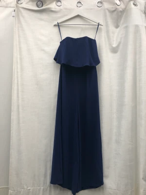 Navy blue jumpsuit - Strapless jumpsuit med vida ben, endast använd 2 gånger och i nyskick!  Storlek S