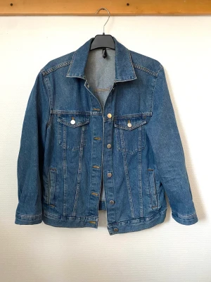 Jeansjacka - En skön och snygg jeansjacka perfekt nu till våren och sommaren! ⭐️ köpt från H&M ca 2019. Använt lite grann bara så den är i bra skick 🫶