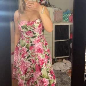 Klänning med blommor - Säljer denna fina klänning då den är för liten för mig, knappt använd 