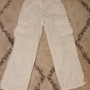 Vita cargo byxor - Lågmidjade cargobyxor från h&m Använda 2 gånger och säljer då jag tycker de är för korta (jag är 172) 