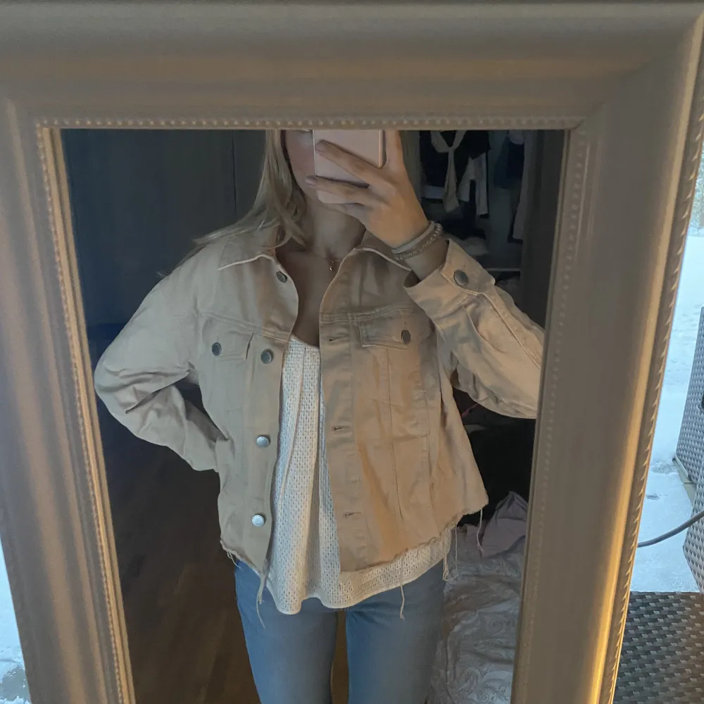 Säljer min jeans jacka då den inte kommer till användning💗. Takit.
