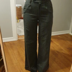 Randiga kostymbyxor - Kostymbyxor från bershka  Mellenhög i midjan och går till min häl ungefär (jag är 172) 