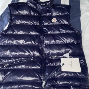 Moncler väst - Säljer min helt nya äkta moncler väst för den var för liten för mig. Kan gå ner i pris vid snabb affär. Kan även bytas mot en moncler maya.