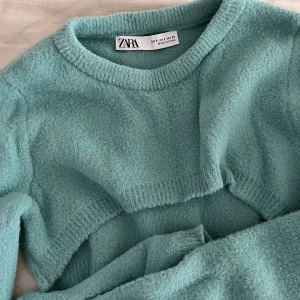 stickad topp zara - Stickad kort topp från zara som är så snygg att ha över linnen!💙 helt oanvänd💘strl S, stretchig & sticks INTE❤️‍🩹