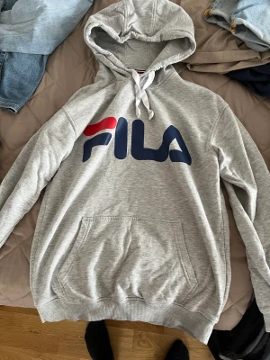 FILA Hoodie - Säljer min FILA Hoodie då den mest ligger och dammar och kommer knappt till användning