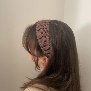 Hårband - Virkat hårband i brunt☺️ Kolla min profil för fler färger💕Kan även göra massa andra färger på beställning!  jag erbjuder GRATIS FRAKT i kuvert, kontakta då mig i chatten!🤗annars funkar ”köp nu” bra💕