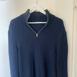 Stickad tröja - Säljer denna stickade half zip tröja från Zara. Använder den inte längre och är använd fåtal gånger. Skick 9/10.