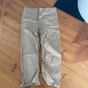 Carhartt chinos st 30 - Säljer ett par carhartt chinos i storlek 30. Använda några fåtal gånger. Skick 9/10