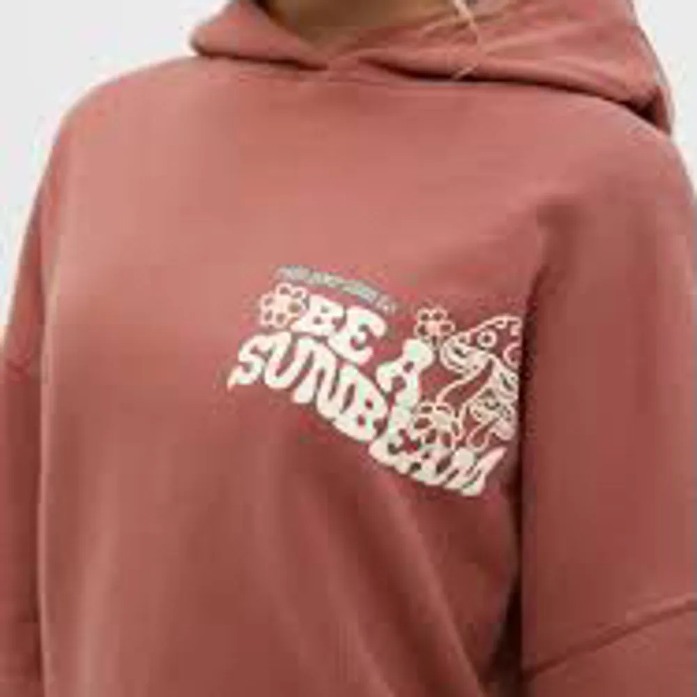 Suuuperfin hoodie ifrån pull&bear, speciellt till sommaren! Säljer då det inte är min stil längre🫶🏻 . Hoodies.