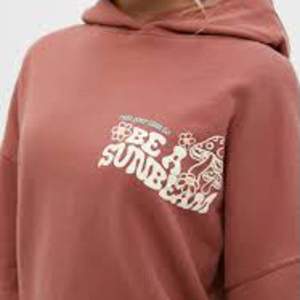 Suuuperfin hoodie ifrån pull&bear, speciellt till sommaren! Säljer då det inte är min stil längre🫶🏻 