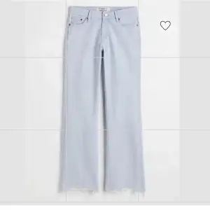 Säljer nu mina ljusblå Lågmidjade jeans, säljer då jag har alldeles för mycket jeans, det sitter så snyggt på verkligen, sitter bra på mig som vanligtvis jag 32-34, kan tänka mig att sänka priset vid snabbt affär, skriv för fler bilder💗