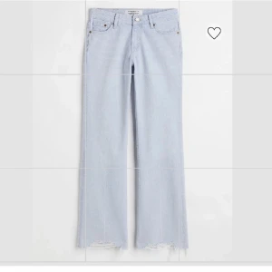 Lågmidjade jeans - Säljer nu mina ljusblå Lågmidjade jeans, säljer då jag har alldeles för mycket jeans, det sitter så snyggt på verkligen, sitter bra på mig som vanligtvis jag 32-34, kan tänka mig att sänka priset vid snabbt affär, skriv för fler bilder💗