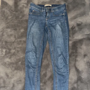 Jeans💞 - Jeans frå Gina💞 använda men i fint skick, hela förutom hål i bakfickan men det är bara genom fickan☺️