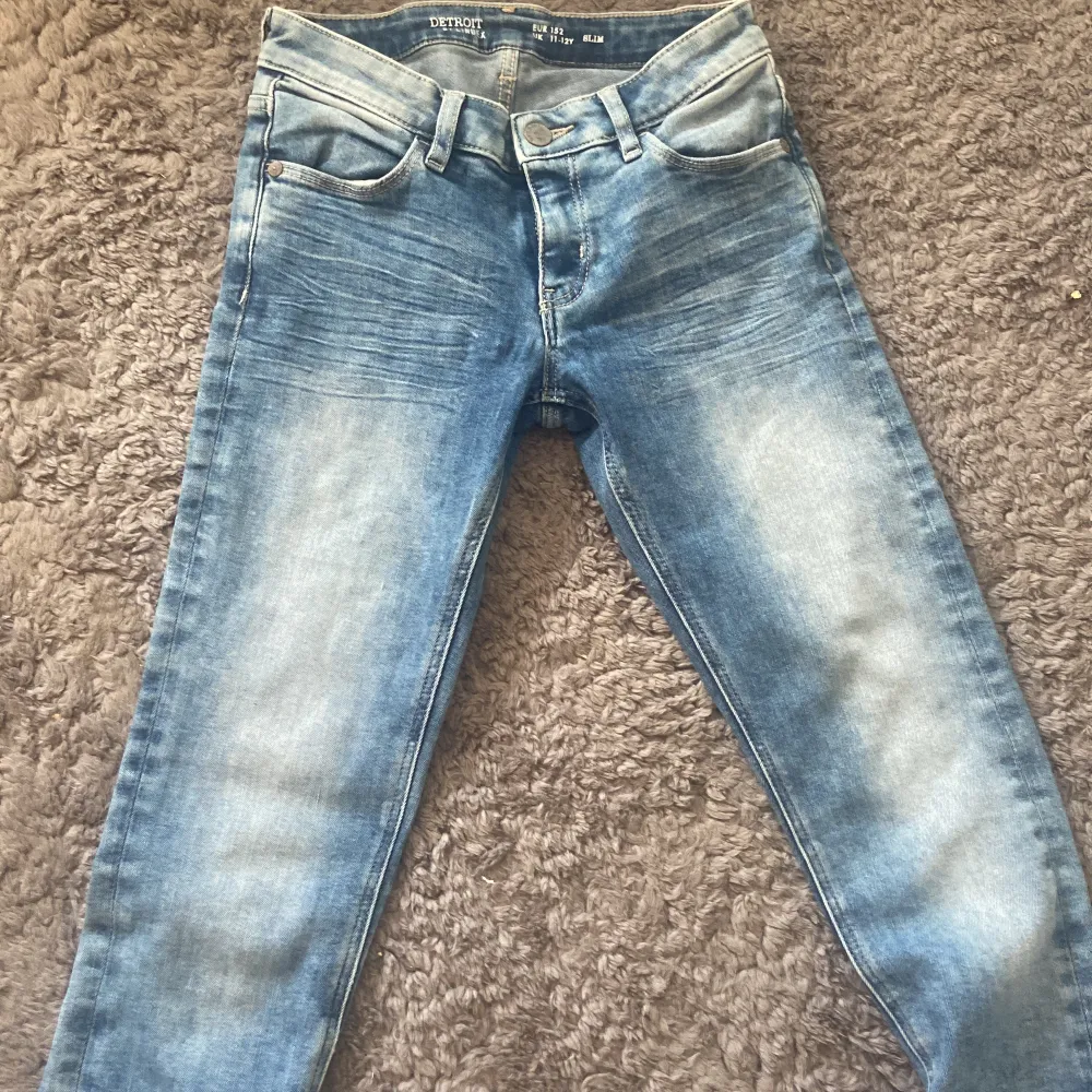 Jag säljer ett par oandvända lågmidgade trendiga jeans för ett rimligt pris❤️ kontakta mig vid intresse❤️❤️storleken är 11-12 men passar även 13-14❤️❤️. Jeans & Byxor.