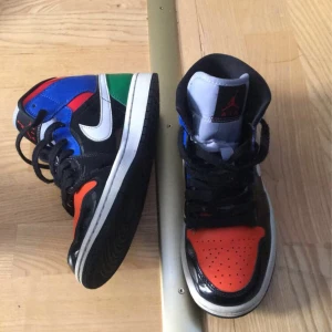 Air Jordan 1 multi patent - Jag köpte dom och kände att dom va något små, skit sköna annars dock  Bra skick, fina skor i allmänhet  Priset kan diskuteras såklart.   Kan skicka med crease skydd kostar runt 5k nya
