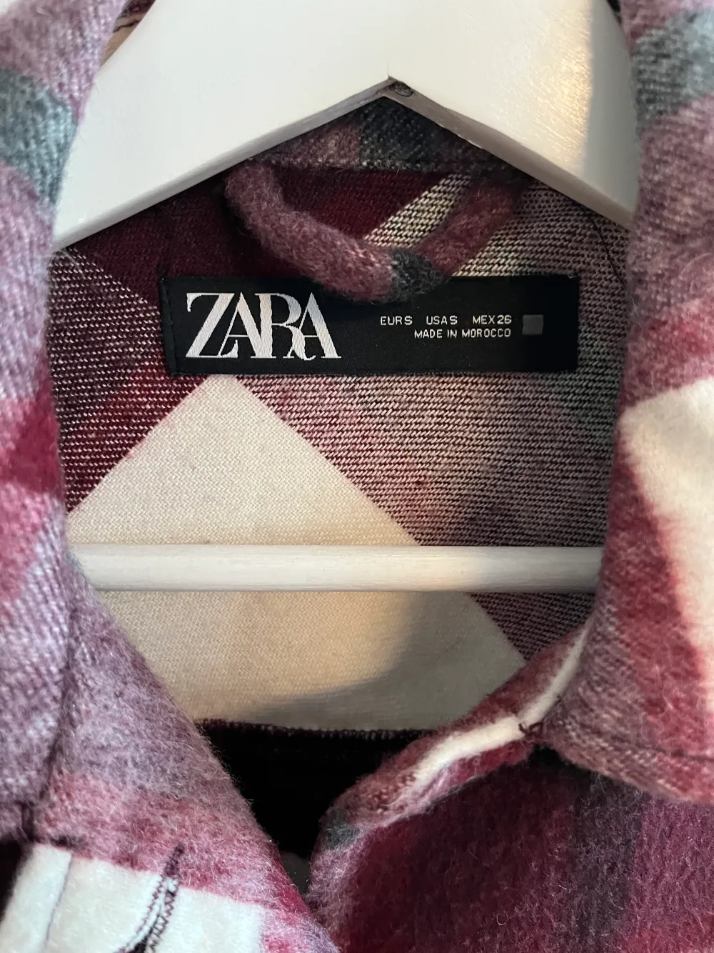 Säljer denna rutiga jacka från Zara som varit väldigt populär. Superskönt material som går att göra varmare med en tjockare tröja. I storlek S och väldigt fint skick. Jackor.