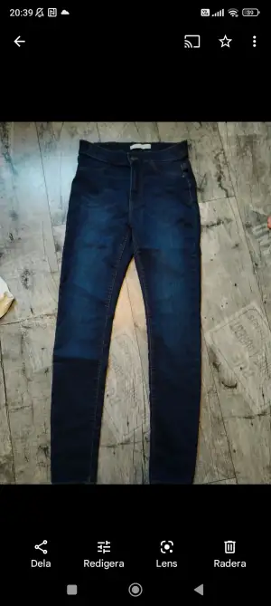 Super sköna och fina jeans ,mörkblå ,smala ben