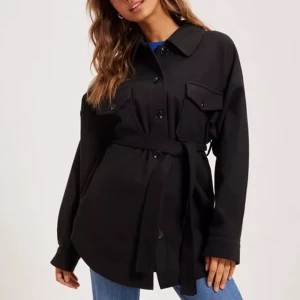 Kappa - Svart kappa från nelly med knytning i midjan, priset går att diskutera.