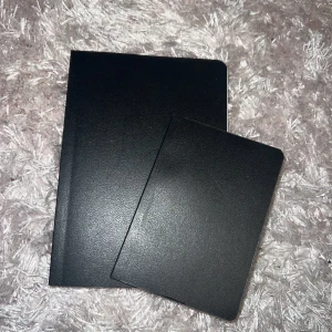 Anteckningsblock  - 2 små anteckningsblock. 5kr för den lilla o 10kr för de lite större. 