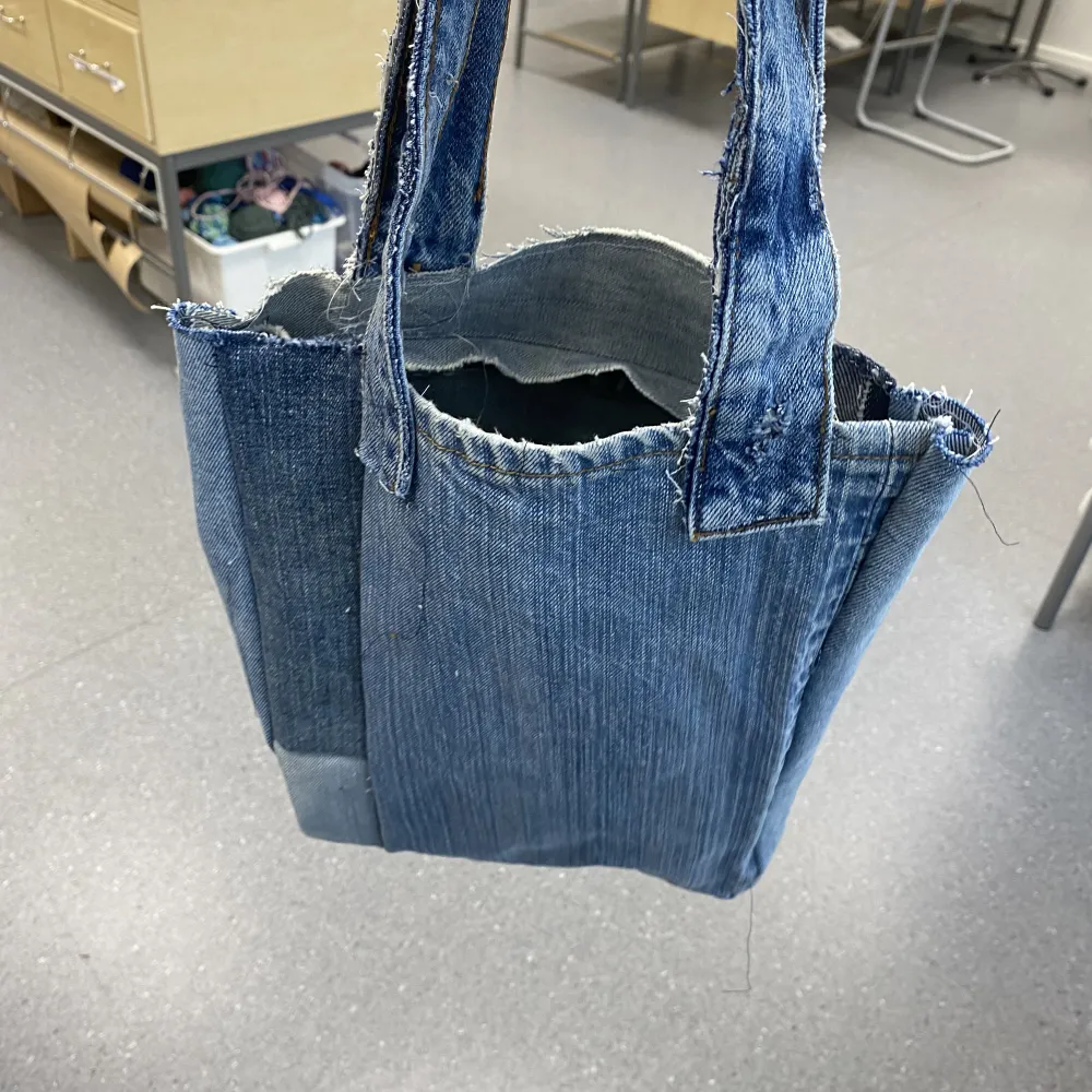 handgjord jeanspåsväska. Väskor.