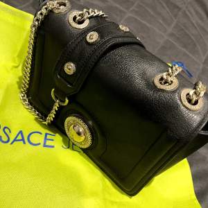 Väska i märket Versace, beställd från zalando 