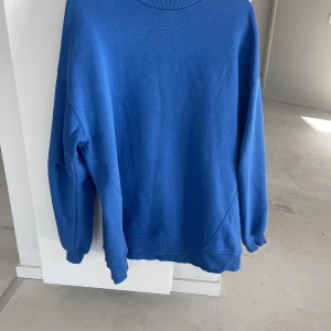 Oversize mörk blå tröja - Stor oversize böå tröja, nytvättad och den är invikt i armarna