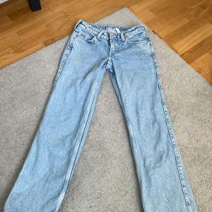 Säljer mina low arrow jeans från weekday då jag inte längre får användning för de! Använda Max 10 gånger så där av bra skick! Köpte i somras.  OBS köparen står för frakt!