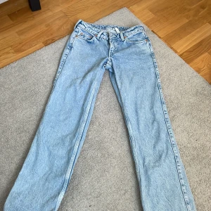 Lågmidjade jeans! - Säljer mina low arrow jeans från weekday då jag inte längre får användning för de! Använda Max 10 gånger så där av bra skick! Köpte i somras.  OBS köparen står för frakt!