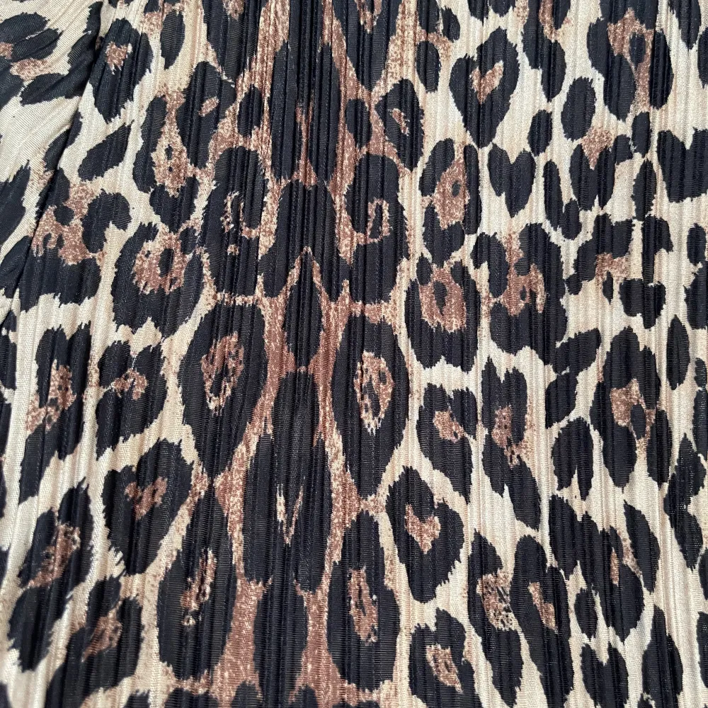 Superfin leopard mönstrad tröja i siden tyg som är lite veckat. Super skön att ha på sig. Har varit min favorit tröja men har tyvärr blivit för liten :(. Bra skick!. Toppar.