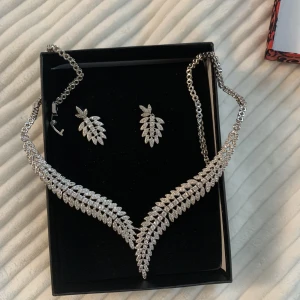 Smycken  - Äkta silver set, från Dubai. Den har aldrig använts och köptes för 1200kr