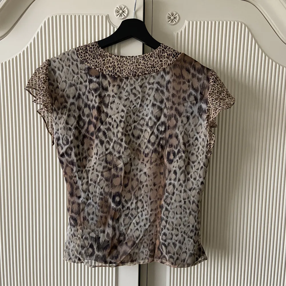Fin blus i leopardmönster från märket Kriss❤️‍🔥köparen står för frakt . Blusar.