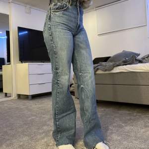 Mina skitsnygga jeans från Sara säljer jag nu. Långa i benen/tall. Endast använda en gång.