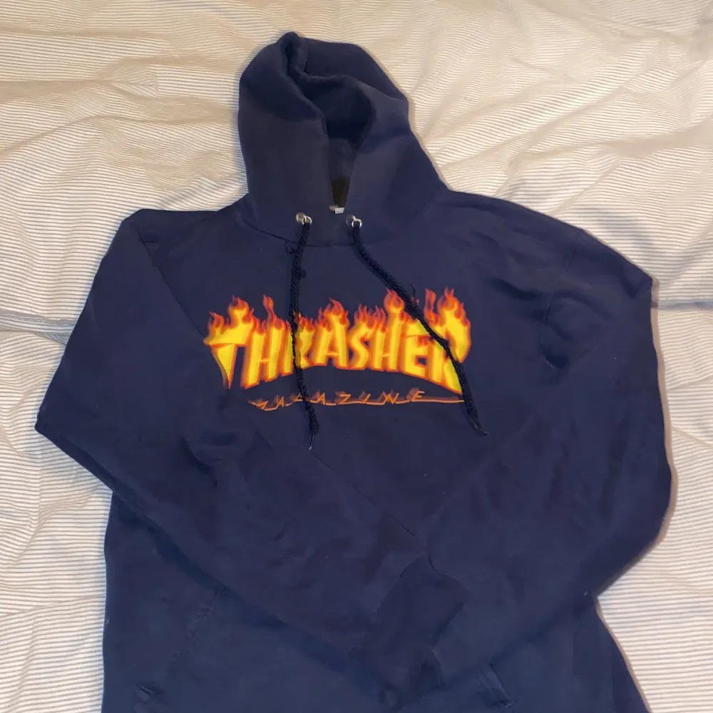 Säljer min mörkblåa Thrasher hoodie som inte längre passar mig. Den är i gott skick förutom att snörerna är lite småtrasiga. Skick 9/10 Storlek S, pris kan diskuteras:). Hoodies.