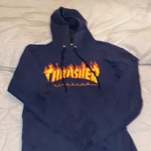 Säljer min mörkblåa Thrasher hoodie som inte längre passar mig. Den är i gott skick förutom att snörerna är lite småtrasiga. Skick 9/10 Storlek S, pris kan diskuteras:)