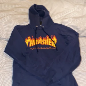 Thrasher hoodie🔥 - Säljer min mörkblåa Thrasher hoodie som inte längre passar mig. Den är i gott skick förutom att snörerna är lite småtrasiga. Skick 9/10 Storlek S, pris kan diskuteras:)