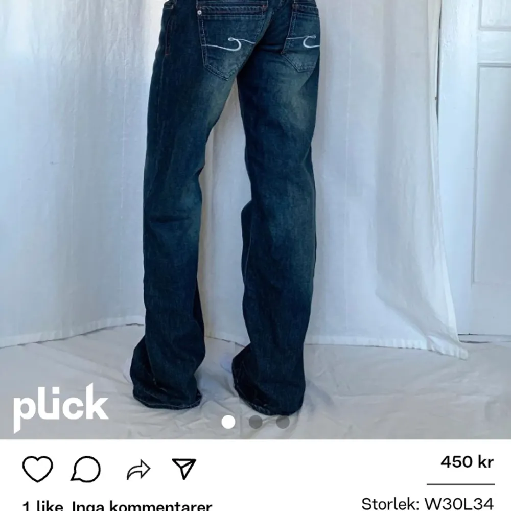 Skor snygg lågmidjade jeans som trender är väldigt snygga och den andra bilden är  bilden från tjejen som jag köpte ifrån! Älskar dessa jeansen men dags för ngn annan att göra samma!köpte för 500kr säljer för 350! Jag har strl s men skulle säga m !. Jeans & Byxor.