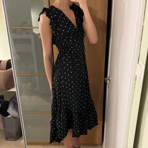 Prickig klänning  - Supersöt prickig klänning