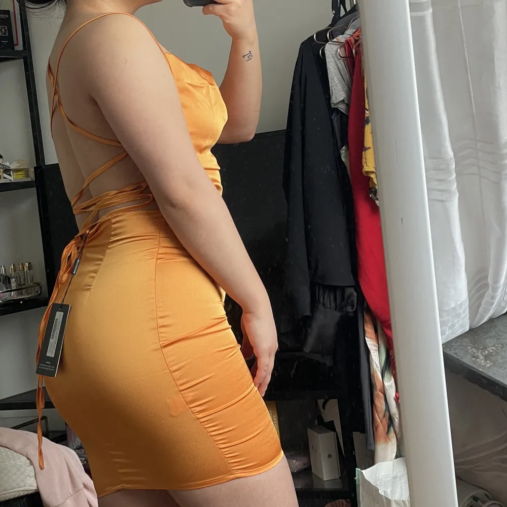 Oanvänd orange klänning från PLT 🧡 Perfekt för sommaren eller om man ska resa iväg!! ☀️✨ Har inte använt den men den har fått nån fläck längst upp till höger? Därav sänkt pris. Klänningar.