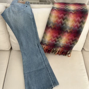 Flare jeans  - Jätte snygga lågmidjade flare jeans från crocker, säljer dem pga dem är för små för mig. Storlek 28/34 men mer som en liten 26/34. 