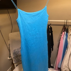 Klänning - Säljer även denna sköna och enkla klänningen från zara💙