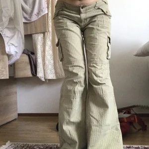 Randiga byxor - Världens snyggaste byxor. Randiga och typ beige/ ljus gröna. Lite slitna byxben för att de är lite för långa, är 173 cm, men annars toppskick. ❗️Behöver en tvätt. Utsvängda