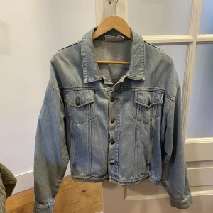 Jeansjacka  - Secondhand jensjacka i en ljusblå tvätt. Den är i stolek S men sitter inte så tajt  