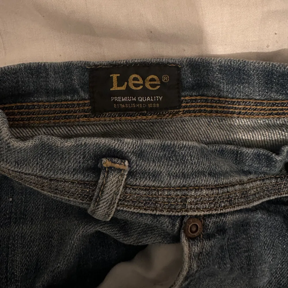 Supersnygga extra lågmidjade jeans ifrån Lee!❤️‍🔥⚡️ byxorna är använda men i mycket bra skick! Älskar dessa byxor men de har tyvärr blivit för små för mig.😩 i storlek 34 men skulle säga att de är små i storleken! ❤️‍🔥 de perfekta LÅGMIDJADE jeansen!!!!✨. Jeans & Byxor.