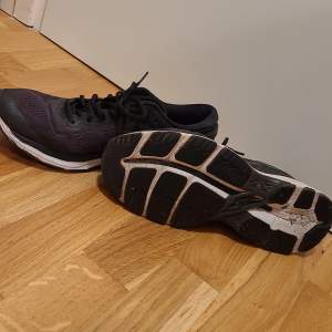 Size 41 well used and in decent condition. Feel free to contact us in Swedish or English. 